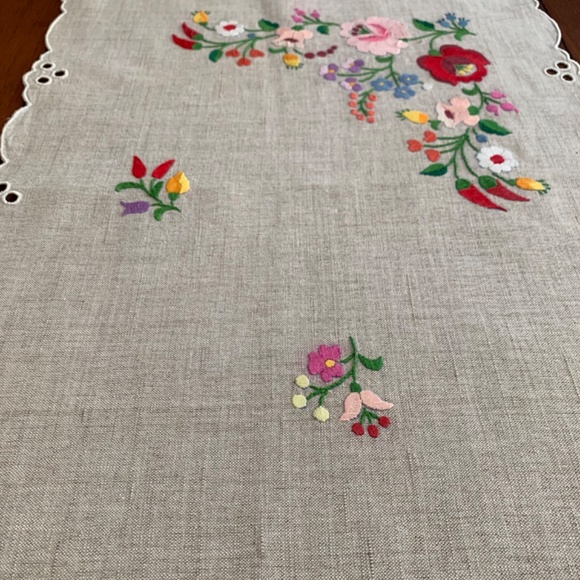Hand Embroidered Vintage Floral Table Runner - Picture 4 of 6